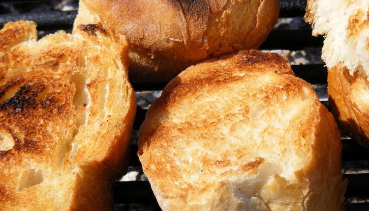 Samo 10 minuta: Genijalan trik koji čuva svežinu hleba Samo 10 minuta: Genijalan trik koji čuva svežinu hleba