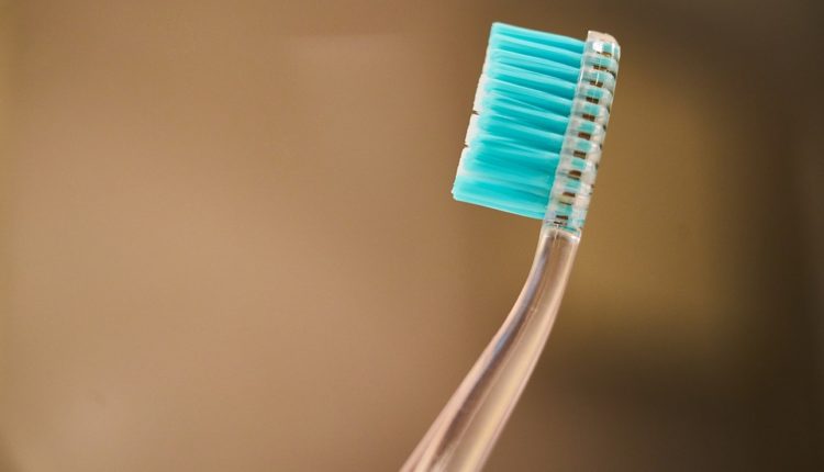 Kako temeljno očistiti četkicu za zube