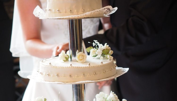 Mladenci na svadbi zajedno seku tortu, ali je za taj običaj vezan bizarni ritual