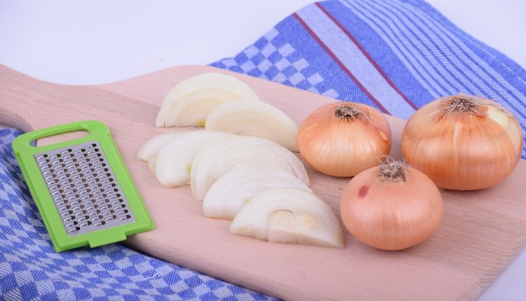 I Vi plačete dok seckate luk? Rešenje postoji… I Vi plačete dok seckate luk? Rešenje postoji…