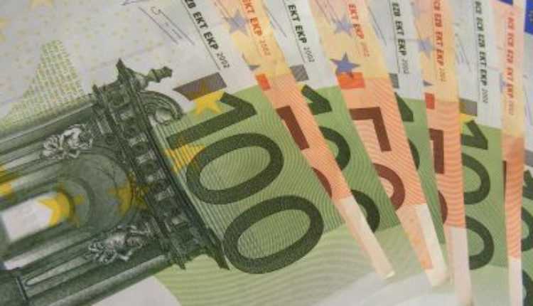 Daju 250 eura svakom ko dovede ili preporuči radnika Daju 250 eura svakom ko dovede ili preporuči radnika