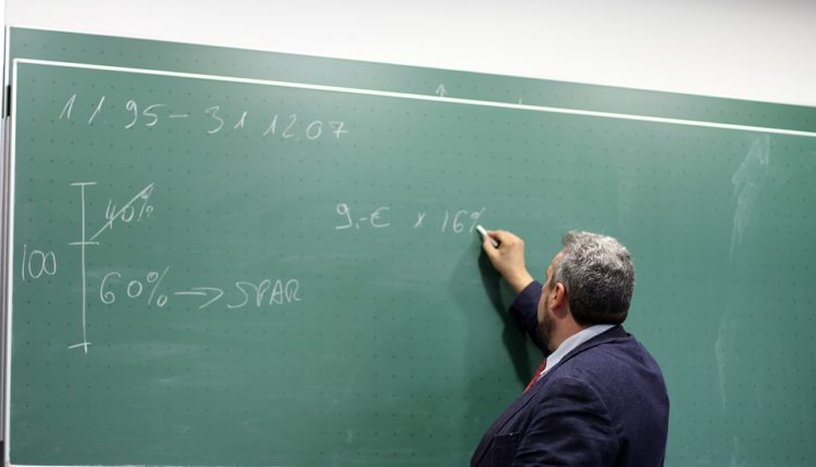 Prosvetari dobijaju 14% veće plate, niko ispod 57.000 dinara Prosvetari dobijaju 14% veće plate, niko ispod 57.000 dinara
