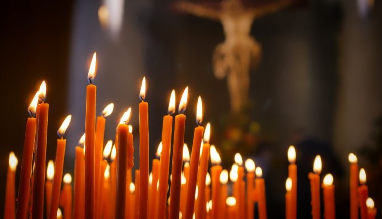 Kako se pravilno pale sveće u crkvi: Jednu stvar nikako ne smete raditi Kako se pravilno pale sveće u crkvi: Jednu stvar nikako ne smete raditi