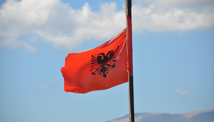 Zastava Albanije na srpskom groblju kod Gnjilana
