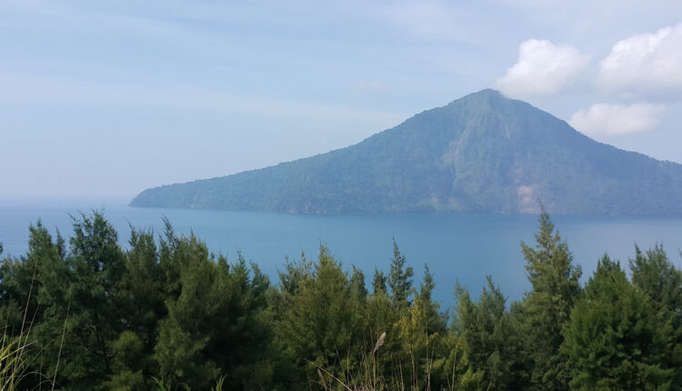 Krakatau se drastično smanjio nakon serije erupcija Krakatau se drastično smanjio nakon serije erupcija