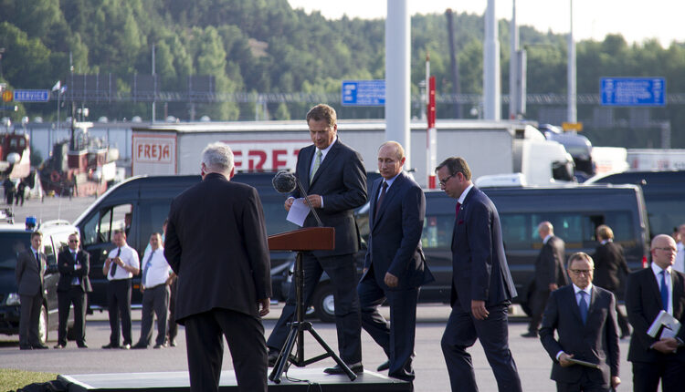 Sve tajne Putinove zaštite: Uređaj za skretanje metaka, dupli panciri, ikone i – mali crni kofer Sve tajne Putinove zaštite: Uređaj za skretanje metaka, dupli panciri, ikone i – mali crni kofer