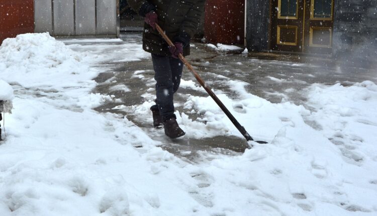 Trik sa lopatom koji će vam pomoći da očistite sneg lakše nego ikad!