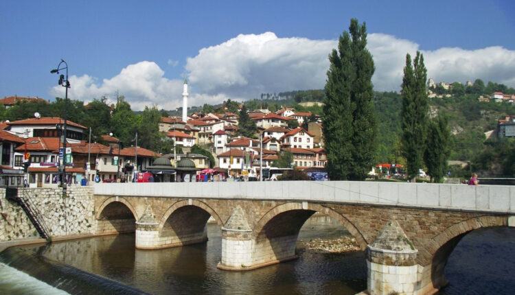 Užas: Maloletnica ubila novorođenče, majka joj pomogla