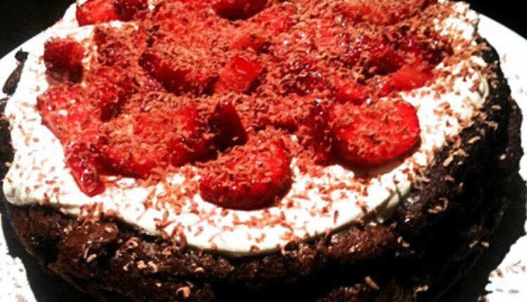 Savršena kombinacija koja osvaja: Torta od čokolade i jagoda Savršena kombinacija koja osvaja: Torta od čokolade i jagoda