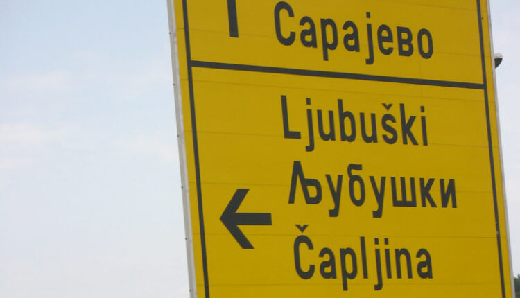 Ćirilični natpisi precrtani na putokazima u BiH: Poruka Srbima? Ćirilični natpisi precrtani na putokazima u BiH: Poruka Srbima?
