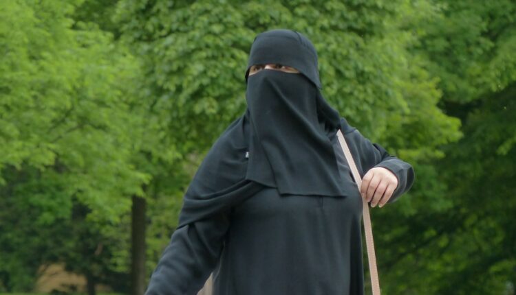 Nedelju dana nakon bombaških napada, Šri Lanka zabranjuje nikab Nedelju dana nakon bombaških napada, Šri Lanka zabranjuje nikab