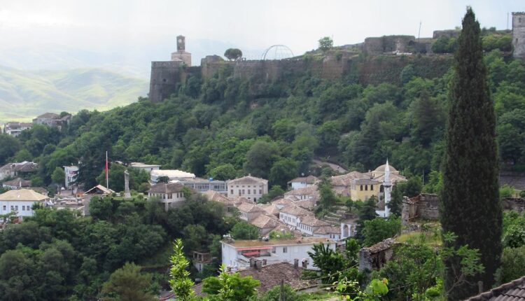 Tači: Svi Albanci pod jedan kišobran