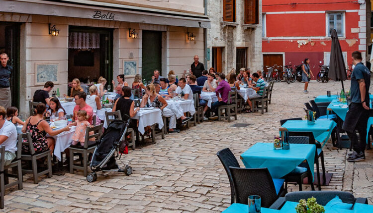 Turisti jeli i pili celu noć, napravili ogroman račun, pa ucenili vlasnika restorana Turisti jeli i pili celu noć, napravili ogroman račun, pa ucenili vlasnika restorana