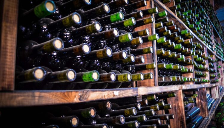 Lopovi iz luksuznog restorana ukrali flaše vina vredne stotine hiljada evra Lopovi iz luksuznog restorana ukrali flaše vina vredne stotine hiljada evra