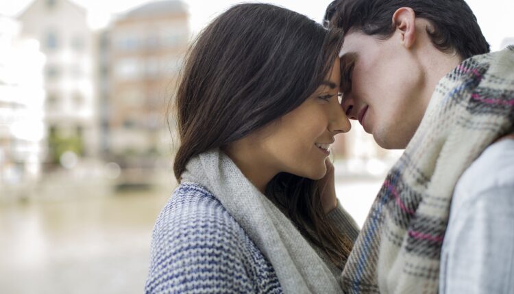 Rešena misterija: Evo zašto ljudi naginju glavu na desnu stranu dok se ljube