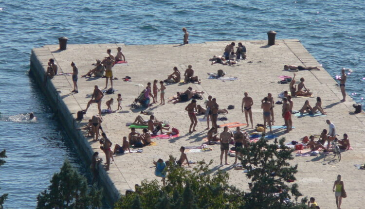 Dvoje turista umrlo na plaži
