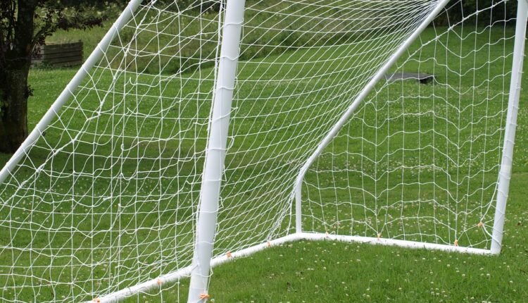 Devojčica preminula na igralištu, pao gol na nju Devojčica preminula na igralištu, pao gol na nju