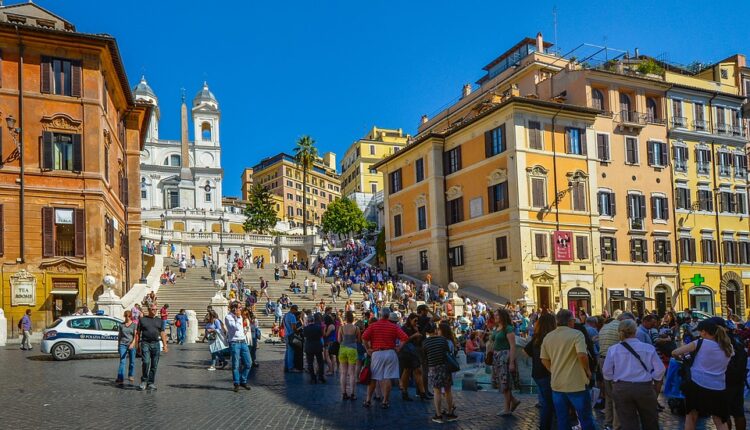 Turisti besni: Kazna od 250 evra za sedenje na čuvenim stepenicama Turisti besni: Kazna od 250 evra za sedenje na čuvenim stepenicama