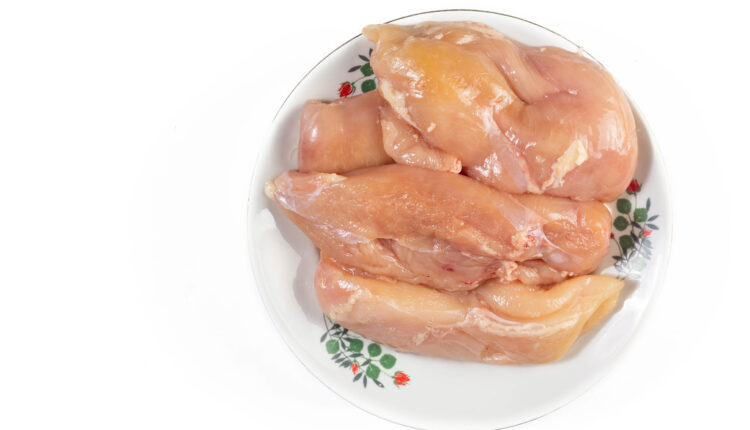 Upozorenje: Ovako NE SMETE odmrzavati piletinu i ostalo meso pre kuvanja