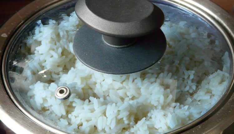 Prepolovite kalorije u kuvanom pirinču: Ovo je sve što treba da uradite kad voda provri!