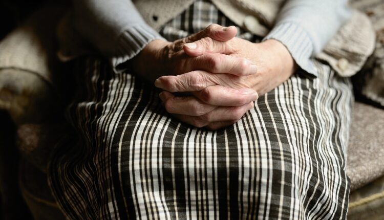 Dementna baka šokirala porodicu testamentom: Nisu mogli da veruju kome je ostavila 3 miliona evra Dementna baka šokirala porodicu testamentom: Nisu mogli da veruju kome je ostavila 3 miliona evra