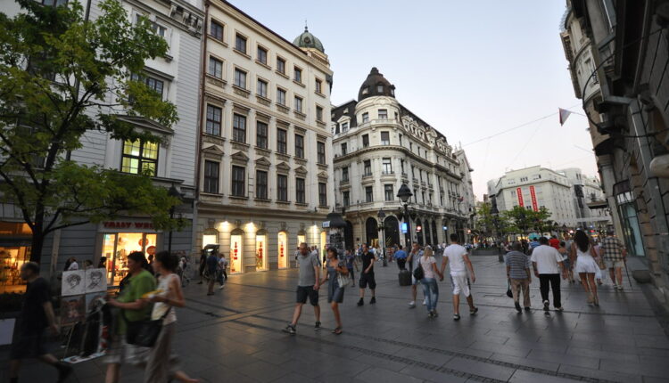 Devojke obolele od koronavirusa rade u poslovnoj zgradi u centru Beograda