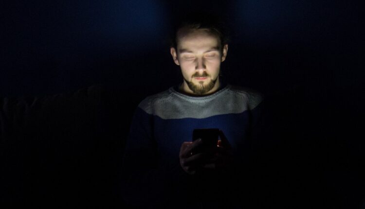 Gledate pornografiju preko mobilnog? Odmah prestanite – veoma je opasno Gledate pornografiju preko mobilnog? Odmah prestanite – veoma je opasno