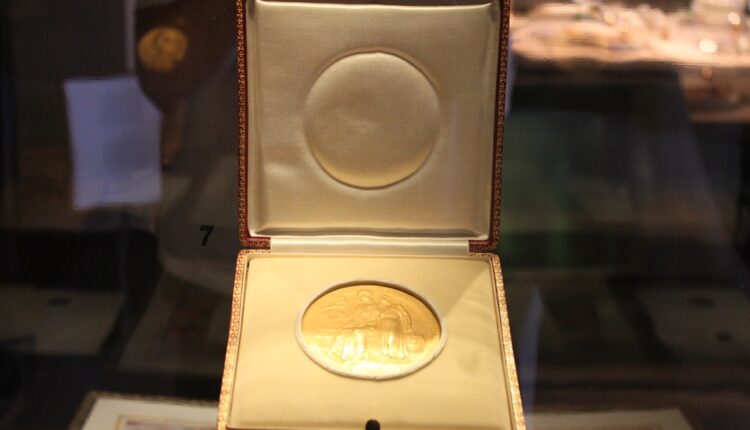 Peteru Handkeu uručena Nobelova nagrada za književnost