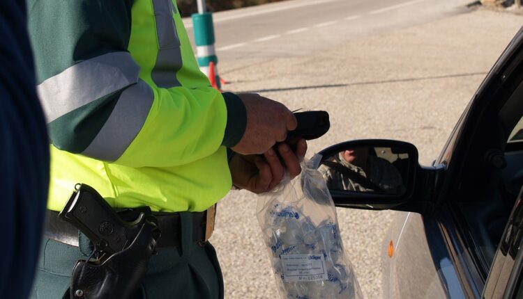 Sigurno niste znali: Zbog čega policajac uvek dodirne vaš auto kada vas zaustavi?