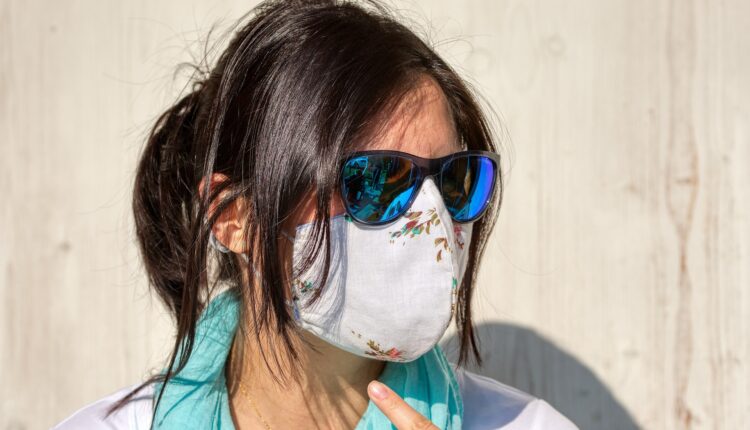 Trik iz operacione sale: Kako da vam ne magle naočari ako nosite masku?