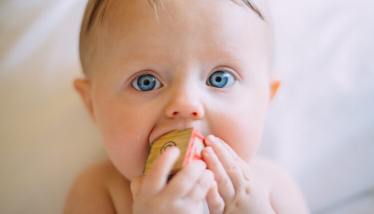 Da li se sve bebe rađaju s plavim očima