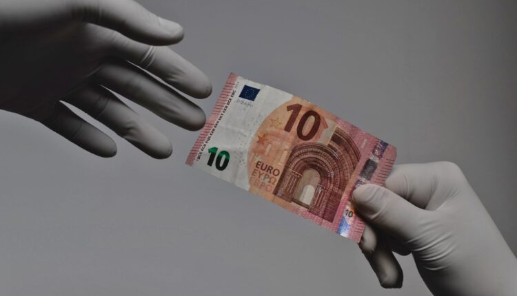 Ruski ekspert objašnjava zašto ne treba deliti novac narodu Ruski ekspert objašnjava zašto ne treba deliti novac narodu