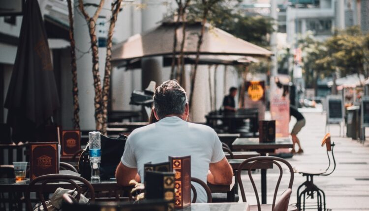 Prizor iz srpskog kafića šokirao svet: Gde se kafa ovako služi? (foto)