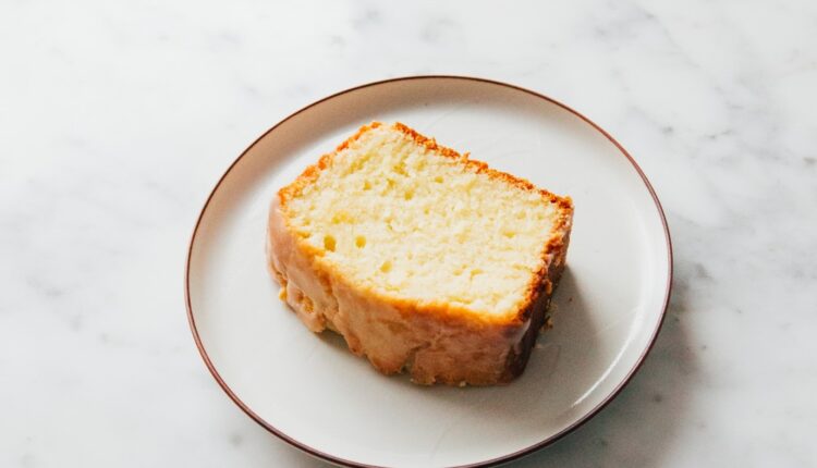Jednostavan beli kolač od samo 4 sastojka – bez jaja, maslaca ili mleka