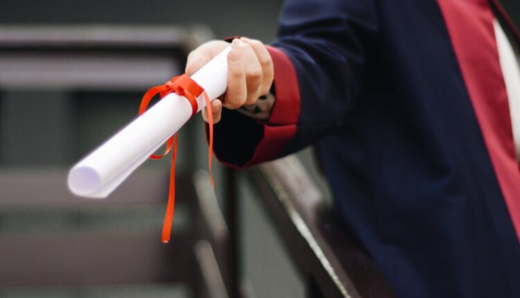 Nova afera: Penzioner prodavao falsifikovane diplome za 20.000 dinara Nova afera: Penzioner prodavao falsifikovane diplome za 20.000 dinara