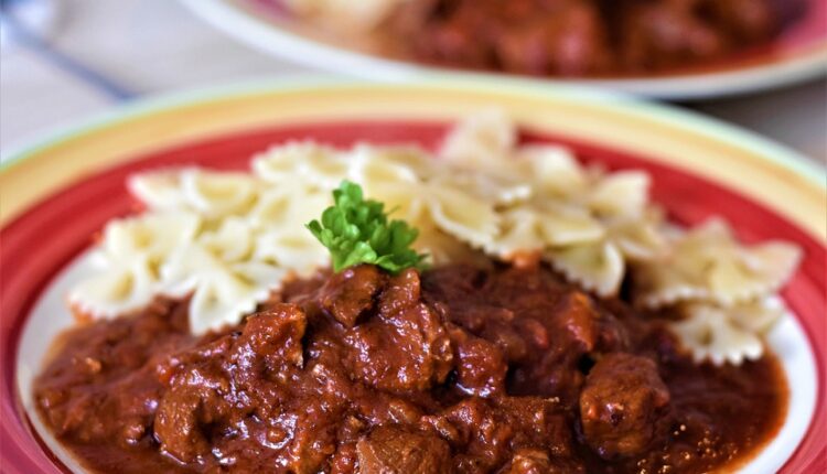 Najbolji recept za gulaš: Kuvar otkrio u čemu je caka da meso bude mekano kao duša, a saft preukusan Najbolji recept za gulaš: Kuvar otkrio u čemu je caka da meso bude mekano kao duša, a saft preukusan