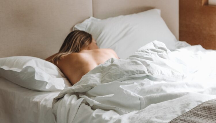 Stručnjaci izdali ozbiljno upozorenje: Evo zašto nikada ne bi trebalo da spavate na stomaku
