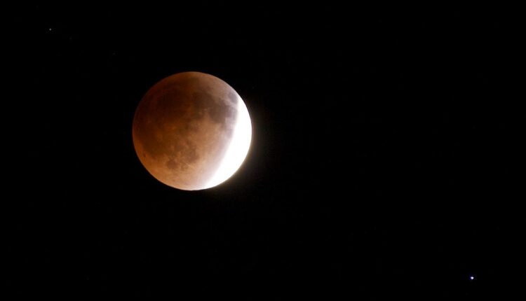 Pomračenje meseca donosi VELIKE promene ovim znacima