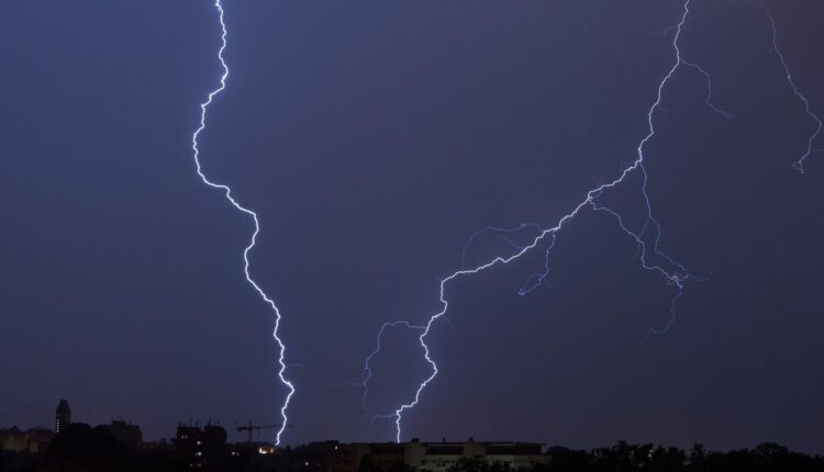Grom udario trenera „Jagodine“, lekari mu se bore za život Grom udario trenera „Jagodine“, lekari mu se bore za život