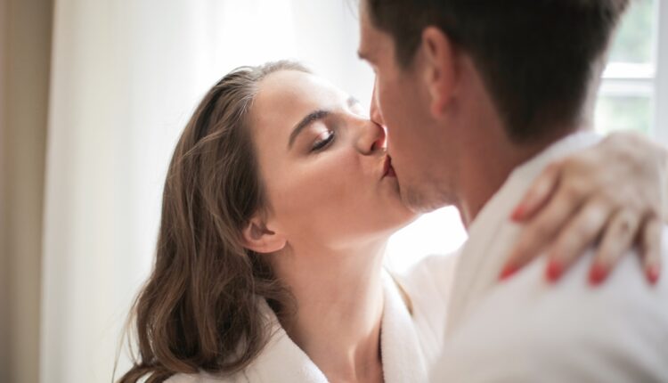 Da biste se stvarno povezali s partnerom, evo koliko dugo poljubac treba da vam traje