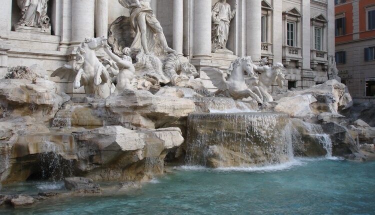 Bahatosti turista nema kraja: Šarali po čuvenoj rimskoj fontani