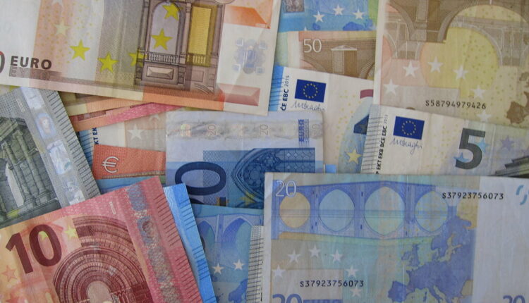 Prvi put u istoriji prosečna plata veća od 510 evra Prvi put u istoriji prosečna plata veća od 510 evra