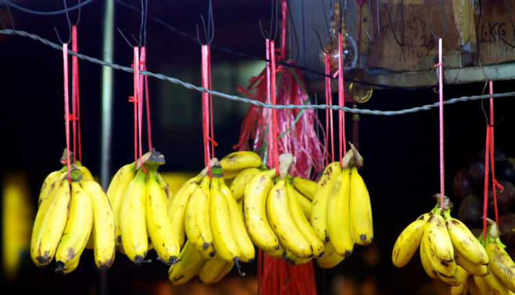 Zašto banane na pijaci često vise u vazduhu? Zašto banane na pijaci često vise u vazduhu?