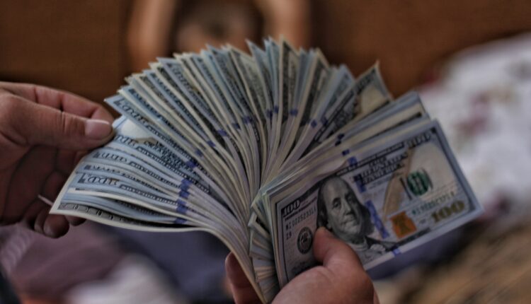 Predlog milijardera: Svima po 1.000 dolara na svake dve nedelje, naredna dva meseca Predlog milijardera: Svima po 1.000 dolara na svake dve nedelje, naredna dva meseca