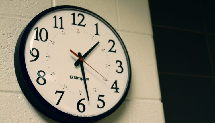 Iz škola u Velikoj Britaniji uklanjaju se analogni satovi, razlog je neverovatan