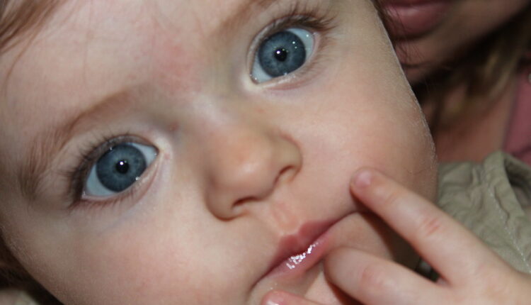 Od čega zavisi kakvu će boju očiju imati dete
