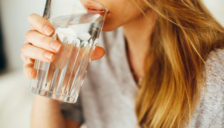Šta će se dogoditi vašem telu ako svaki dan popijete čašu tople, slane vode?