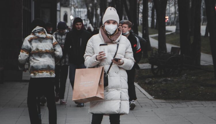 Više novozaraženih, manje pacijenata na respiratorima