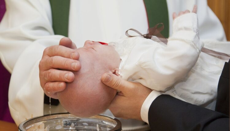 Beba se udavila na krštenju, ali Crkva neće da menja ritual