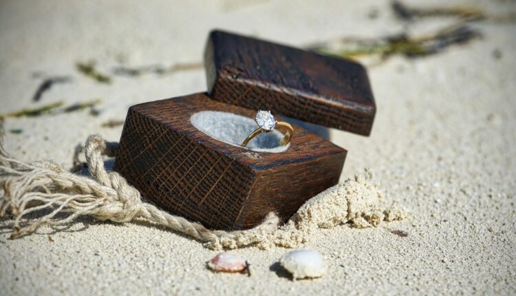 Verenički prsten izgubljen na plaži posle 30 godina vraćen vlasnici